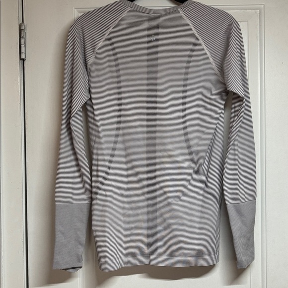 Lululemon Swiftly Relaxed Long Sleeve in Tempo Stripe Black/White, 8 - Picture 5 of 7